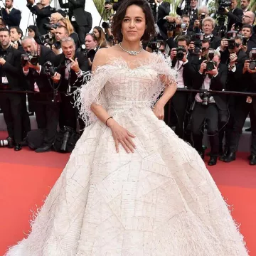 La robe longue à bustier blanc portée par Michelle Rodríguez sur le tapis rouge de la première de "Once Upon a Time... In Hollywood", Cannes 2019