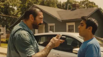 La chemise en jean portée par Vic (Dave Bautista) dans Stuber