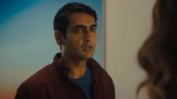 La veste bordeaux portée par Stu (Kumail Nanjiani) dans Stuber