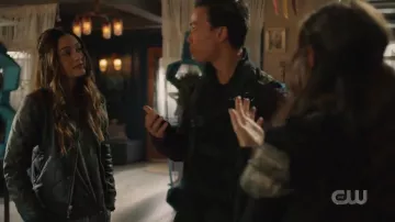 Guess Bella Chaqueta Bomber Acolchada usada por Raven Reyes (Lindsey Morgan) en The 100 (S06E04)