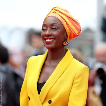 La veste de blazer jaune porté par Maïmouna NDiaye au festival de Cannes 2019