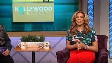 Alice + Olivia Red "Dylan" pantalón de pierna ancha de cintura alta usado por Wendy Williams en The Wendy Williams Show 21 de mayo de 2019