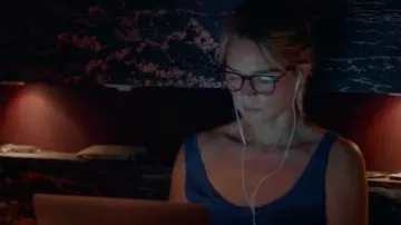 La camiseta sin mangas azul marino usada por Sybil (Virginie Efira) en Sibyl