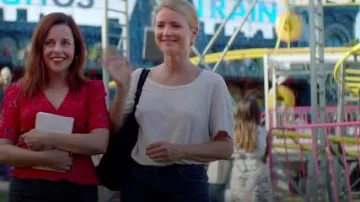 La camiseta blanca de manga corta que lleva Sybil (Virginie Efira) en Sibila