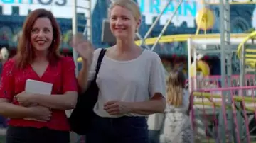 La camiseta blanca de manga corta que lleva Sybil (Virginie Efira) en Sibila