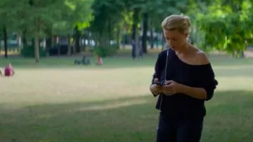 El suéter azul marino con los hombros desnudos usado por Sybil (Virginie Efira) en Sibyl (2019)