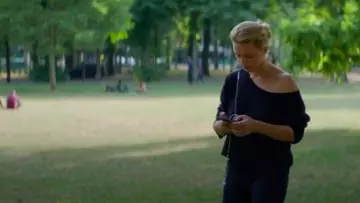 El suéter azul marino con los hombros desnudos usado por Sybil (Virginie Efira) en Sibyl (2019)