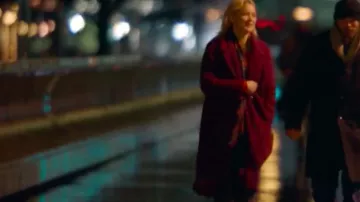 Abrigo largo burdeos usado por Sybil (Virginie Efira) en Sibyl (2019)