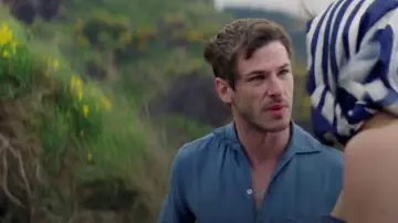 La camisa celeste que lleva Igor (Gaspard Ulliel) en Sibila (2019)