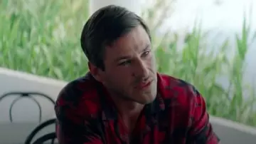 Camisa roja con estampado floral de Igor (Gaspard Ulliel) en Sibyl (2019)
