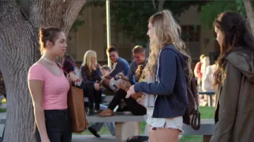Forever 21 Polka Dot Crop Top usado por Nicki Sullivan (Claudia Sulewski) en T@gged (S01E06)