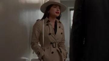 The trench coat beige Crystal Jennings (Ana Brenda Contreras) in Dynasty (S02E21)