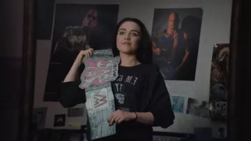 Le t-shirt F.M Gents (Filth Mart) de Saraya Knight (Florence Pugh) dans Une famille sur le ring