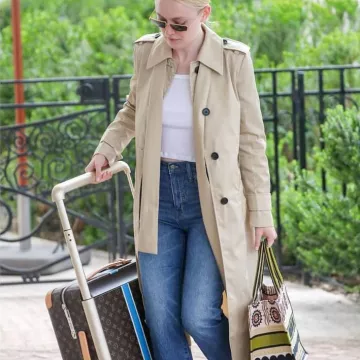 Dior Book Tote usado por Dakota Fanning en Cannes en Francia 22 de mayo de 2019