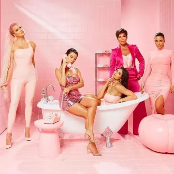 Gianvito Rossi Stark 105 cuir et PVC sandales portées par Kourtney Kardashian pour Kylie Jenner du Soin de la peau de Lancement le 21 Mai 2019