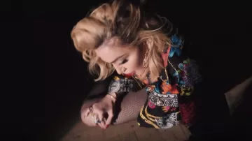 Les collants en résille avec des mailles serrées portés par Madonna dans son clip vidéo officiel Crave