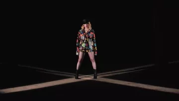 Les bottines noires à talons portées par Madonna dans son clip officiel Crave