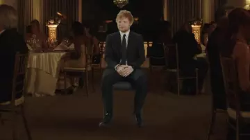 La chemise blanche à manches longues portée par Ed Sheeran dans son clip vidéo I Don't Care (avec Justin Bieber)