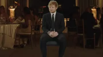 La cravate de costume noire portée par Ed Sheeran dans son clip vidéo I Don't Care (avec Justin Bieber)