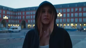 La sudadera negra de Sofía (Amaia Salamanca) en A pesar de todo