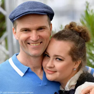 La casquette béret en tweed bleu portée par Egor Barinov au festival de Cannes 2019