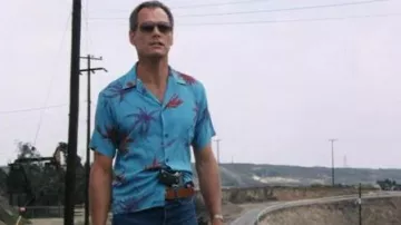 Camisa hawaiana azul de Rick Hunter (Fred Dryer) como se ve en Hunter S02E06