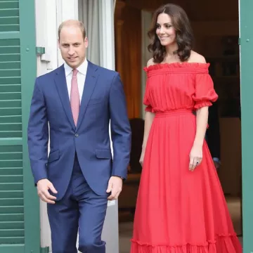 Kate Middleton rouge hors-la-épaule robe comme on le voit dans un Berlin Garden Party le 19 juillet 2017