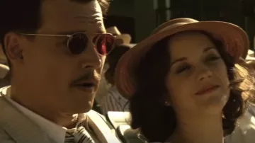 Gafas de sol rojas de John Dillinger (Johnny Depp) como se ve en Public Enemies