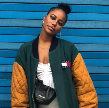 La chaqueta de Taylour Page de Tommy Hilfiger como se ve en su cuenta de Instagram @taylour