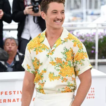La chemise à fleurs John Elliott portée par Miles Teller au Festival de Cannes 2019