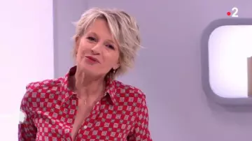 The long-sleeved shirt in silk of Sophie Davant in It is the program of the 16/05/2019