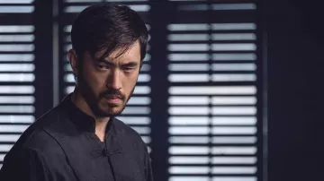 Camisa negra de Kung Fu usada por Ah Sahm (Andrew Koji) en Warrior (S01E01)