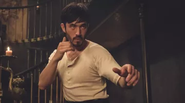 Camisa blanca usada por Ah Sahm (Andrew Koji) en Warrior (S01E01)