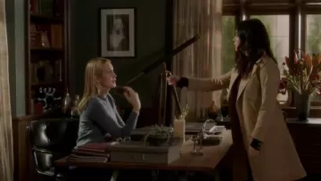 Sandro Emastic laced Back Trench Coat usado por Mona Vanderwaal (Janel Parrish) en Pretty Little Liars: The Perfectionists (S01E10)