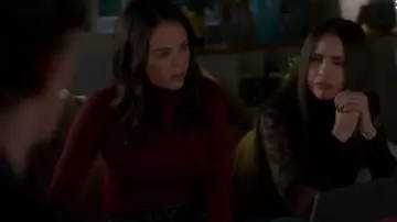 L'équipement de Sid Haut porté par Ava Jalali (Sofia Carson) dans Pretty Little Liars: Les Perfectionnistes (S01E10)