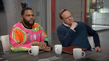 Versace Baroque Imprimer le Logo Sweat-shirt porté par Andre "Dre' Johnson (Anthony Anderson) black-ish (S05E23)