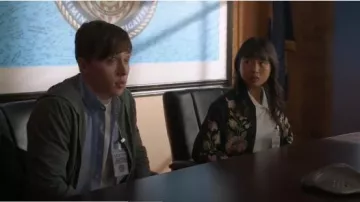 Glamorosa horticultura Club Chaqueta bombera bordada negra usada por Haley Tju en NCIS (S16E24)