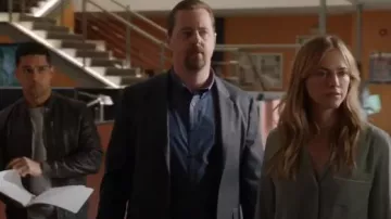 Equipo Keira Silk Button Down Shirt usado por Ellie Bishop (Emily Wickersham) en NCIS (S16E24)