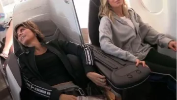 T by Alexander Wang Logo Stripe Chaqueta deportiva usada por ella misma (Lisa Rinna) en The Real Housewives of Beverly Hills (S09E15)