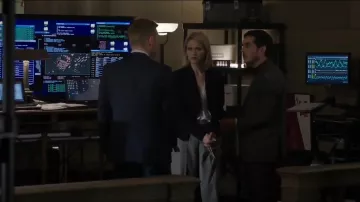 Theory Lanai Blazer worn by Shelby Wyatt (Johanna Braddy) in Quantico (S01E09)