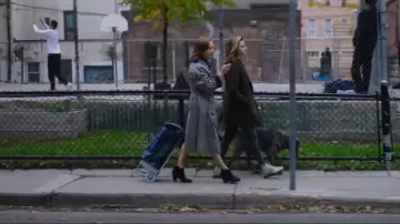 Les bottines à talons bleues de Greta Hideg (Isabelle Huppert) dans Greta