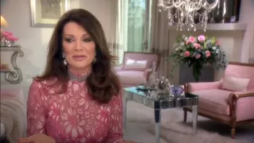 Calvin Klein Mock-Neck Blusa de encaje transparente de cuello largo usada por Lisa Vanderpump en The Real Housewives of Beverly Hills