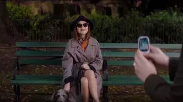 Les lunettes de soleil rose teintée noir de Greta Hideg (Isabelle Huppert) dans Greta