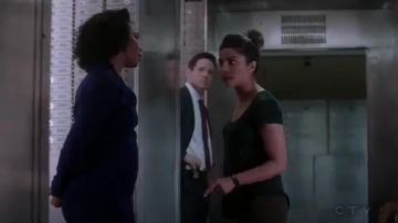 Aritzia Talula Valmere Tee Shirt porté par Alex Parrish (Priyanka Chopra) à Quantico (S01E11)