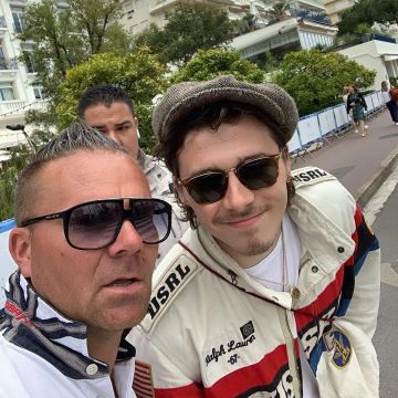 Chaqueta de Ralph Lauren usada por Brooklyn Beckham en el Festival de Cine de Cannes 23 de mayo de 2019