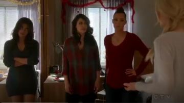 Bdg Logan Bouton vers le Bas portés par Nimah Amin (Yasmine Al Massri) à Quantico (S01E11)