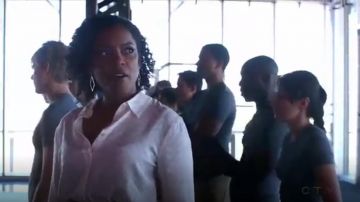 Equipement Bouton de Chemise à Manches portée par Miranda Shaw (Aunjanue Ellis) à Quantico (S01E15)