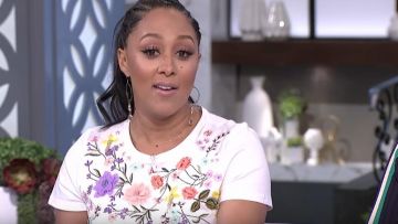 Alice + Olivia Rylyn Camiseta bordada usada por Tia Mowry en The Real Mayo 2019