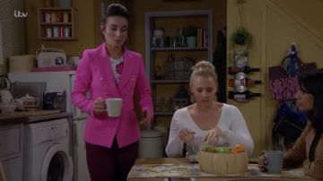 Le Style de l'au-Delà de Rose Blazer porté par Leyla Harding (Roxy Shahidi) dans Emmerdale Épisode 8468 sur 07/05/19