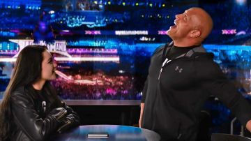 Chaqueta deportiva con capucha Under Armour de Dwayne "The Rock" Johnson (Dwayne Johnson) en A Family in the Ring